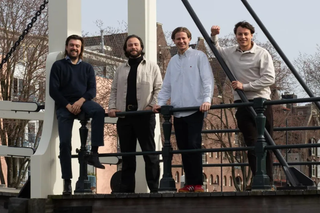 Vier teamleden van newworks op een ophaalbrug aan een Amsterdamse gracht
