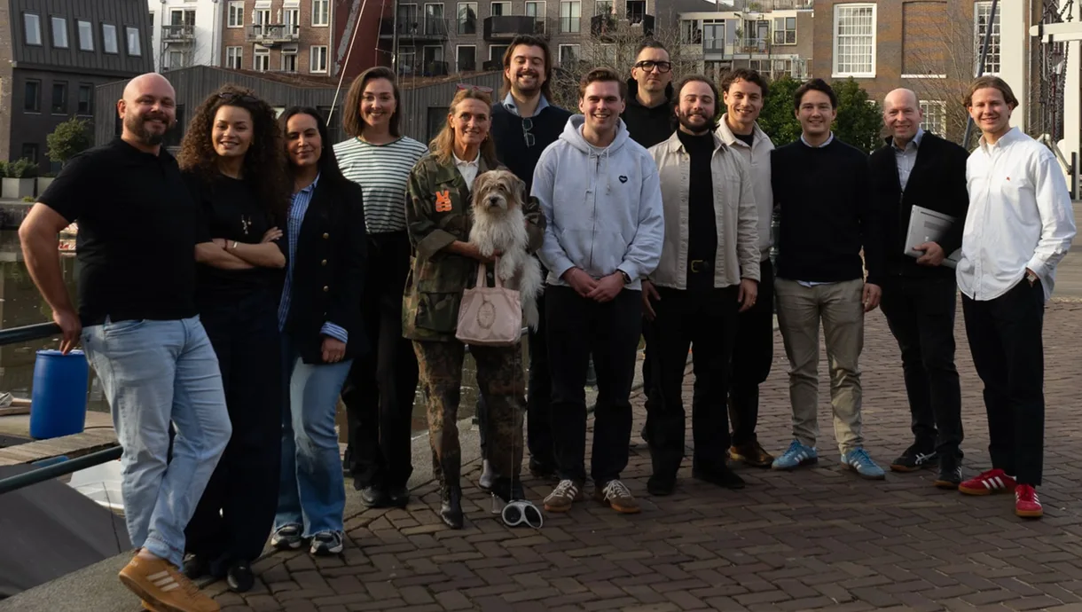 Het team van newworks op de kade aan een Amsterdamse gracht