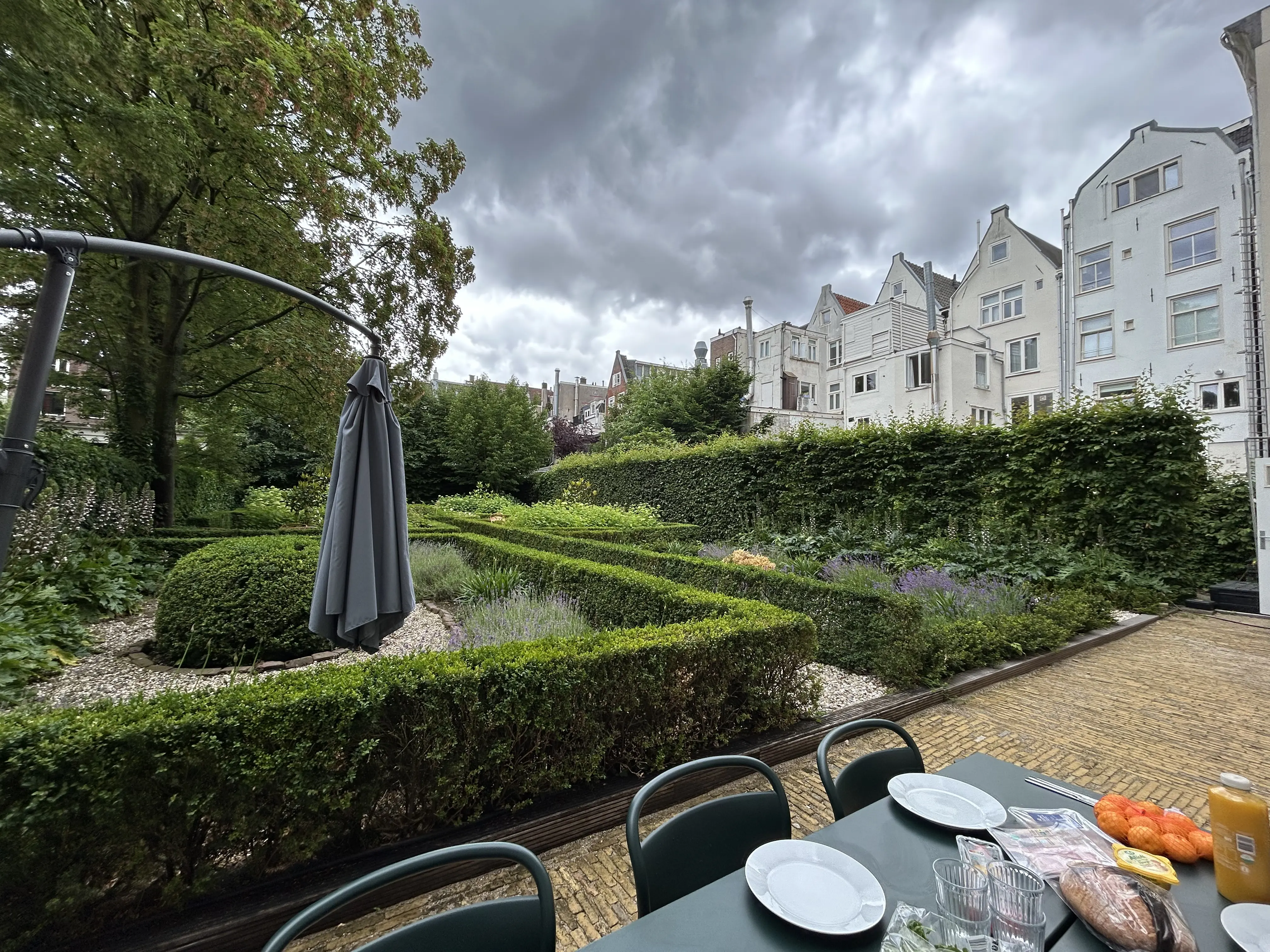 Het terras en de tuin achter ons kantoor